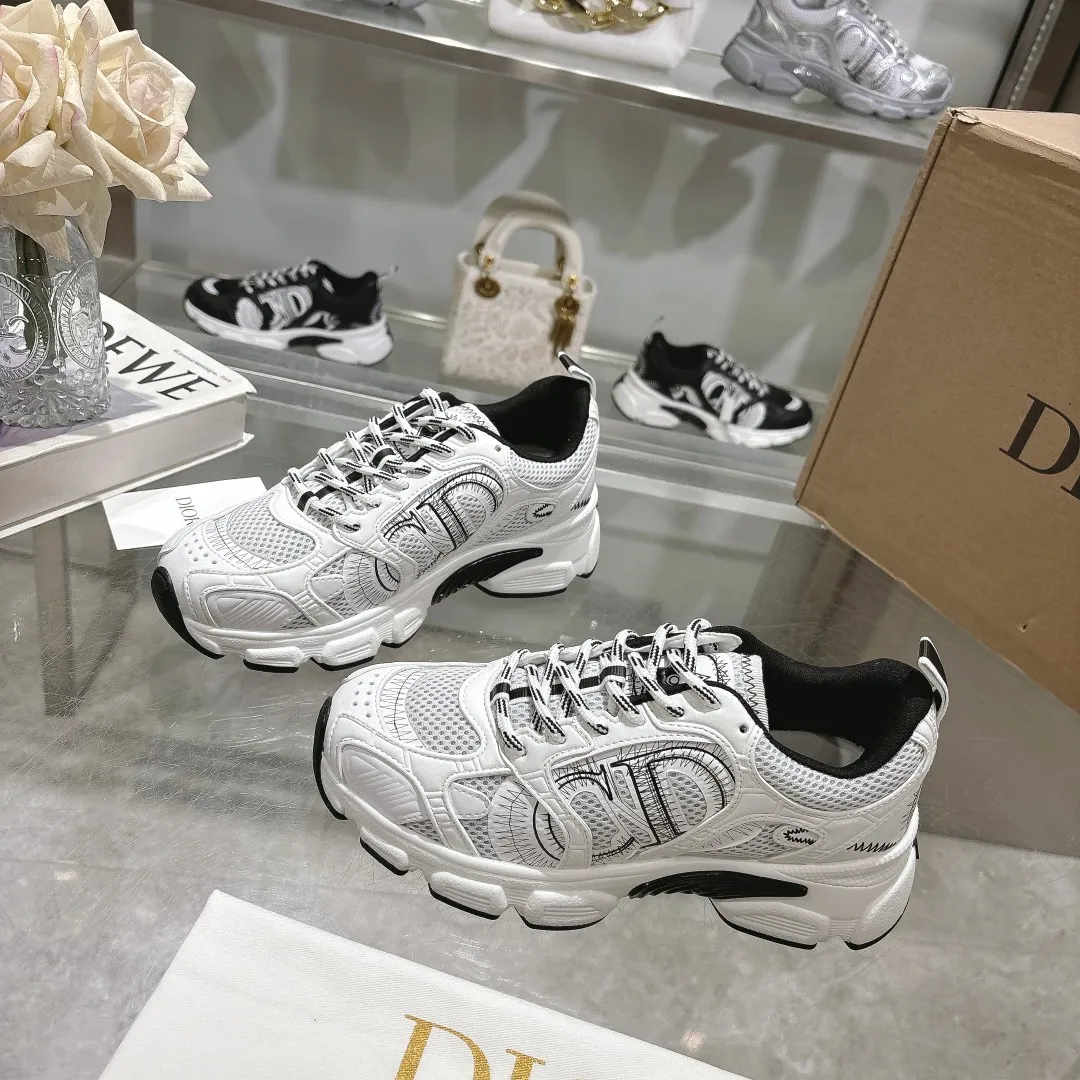 👟👟Ex-factory price 560👟👟 This Dior Chrono sneaker is a new product of the 2024 autumn ready-to-wear series, reinterpreting running shoes with Dior's high-end style. White mesh fabric is paired with nude and silver-toned laminated leather-effect panels, as well as CD logos on the sides, a star patch on the tongue and a Dior logo on the heel. Featuring tri-color laces, a lightweight sole and star embellishments for a casual look all year round. ✅Size: 35-40 ✅Packaging: With counter packaging and Dior outer box